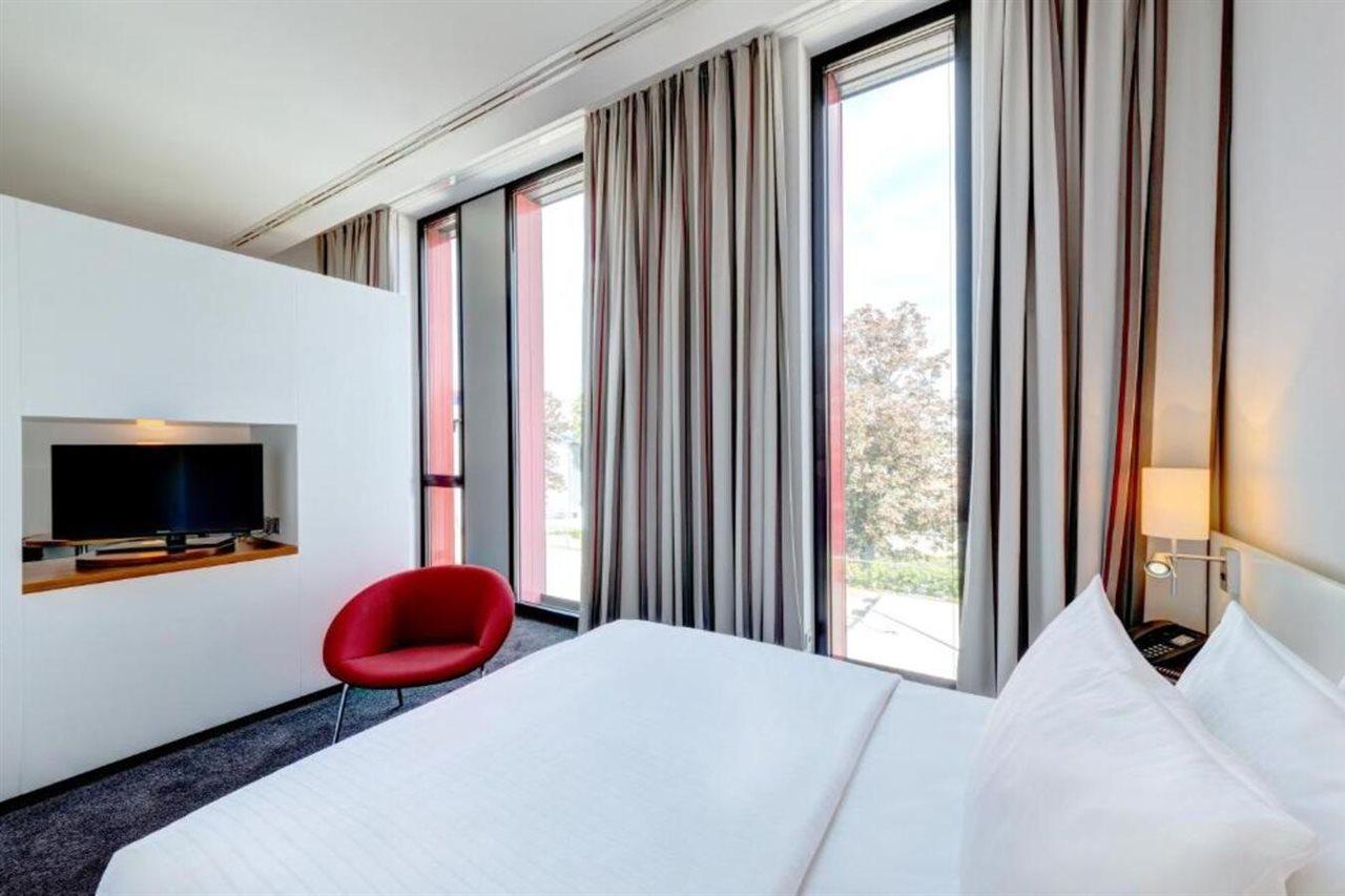 Hilton Garden Neckarpark Hotel 4*