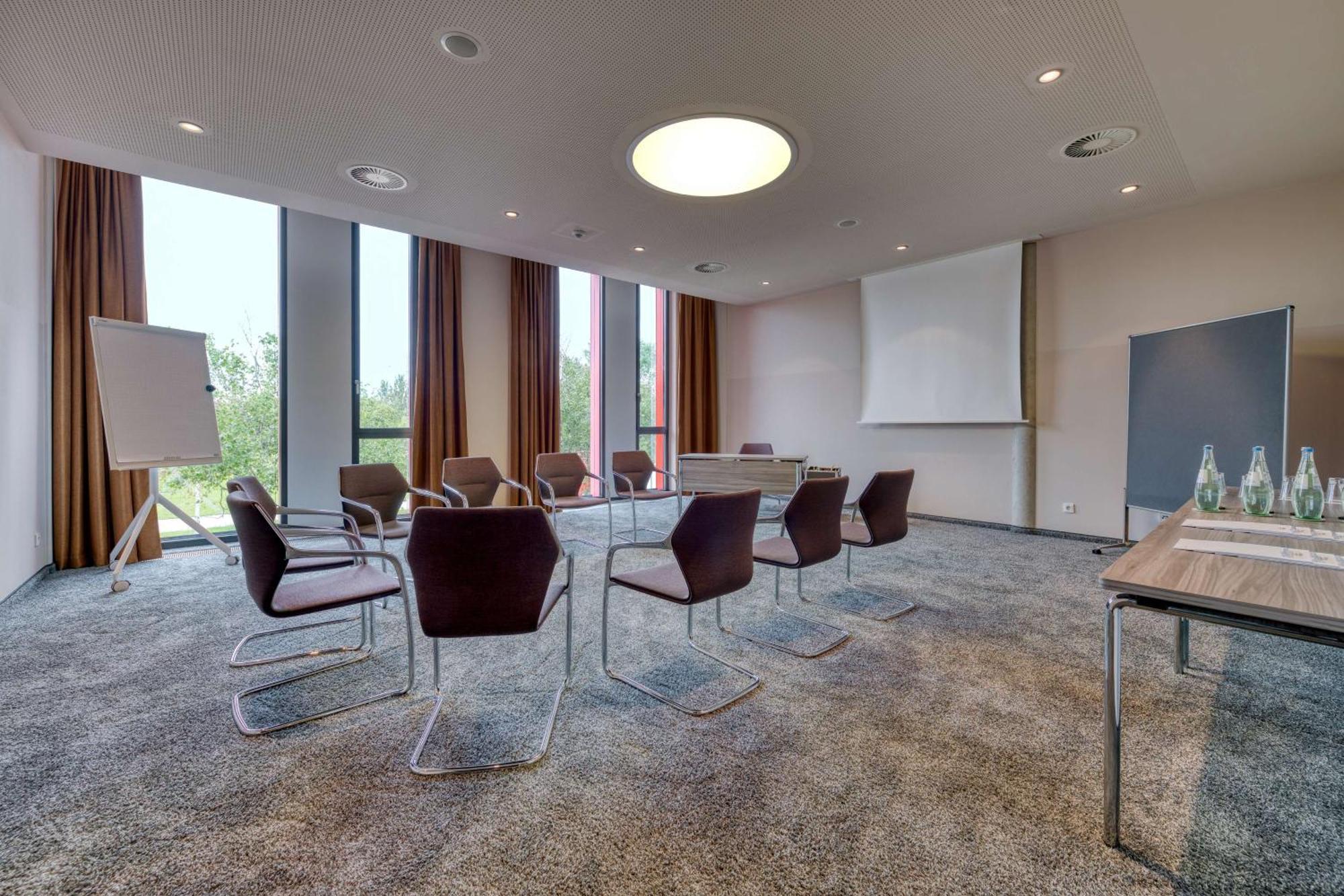 Hilton Garden Neckarpark Hotel 4*
